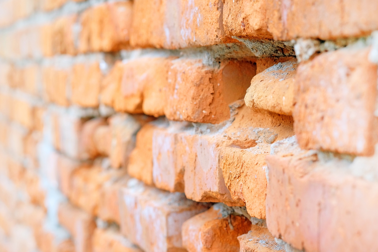 How Does Water Damage Cause Spalling Brick?